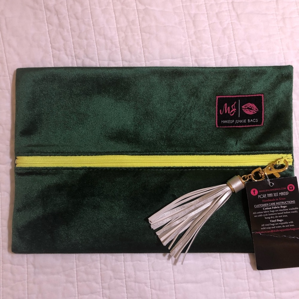 NEW Makeup Junkie Bag Size Medium Green Velvet